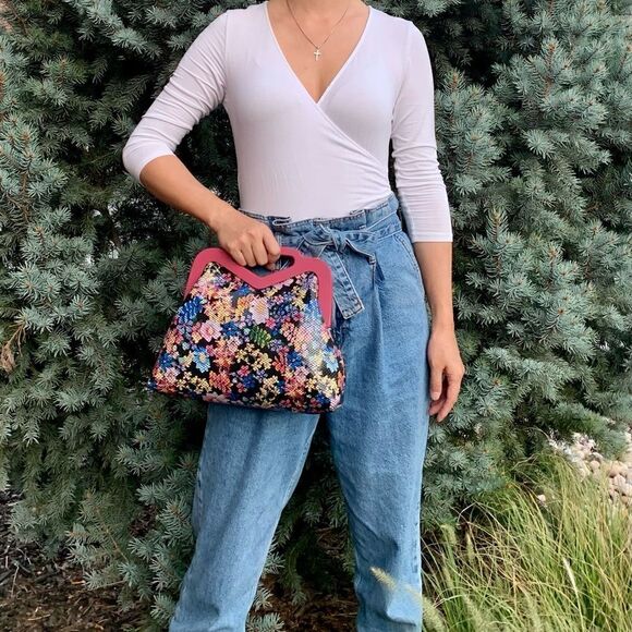 Floral Embossed Genuine Leather Handmade Wooden Frame & Cut-out Handle Bag - Picture 3 of 16